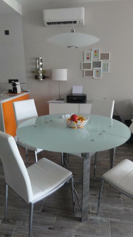 Oasis Beach 5 Apartment โอริอุเอลา ภายนอก รูปภาพ