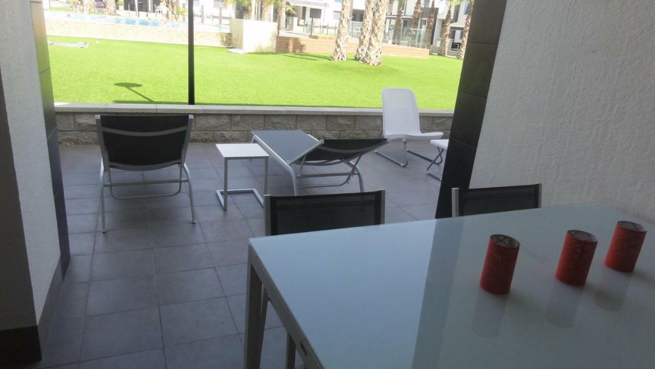Oasis Beach 5 Apartment โอริอุเอลา ภายนอก รูปภาพ