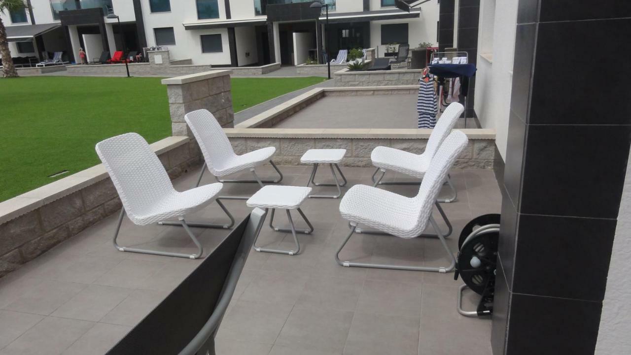 Oasis Beach 5 Apartment โอริอุเอลา ภายนอก รูปภาพ