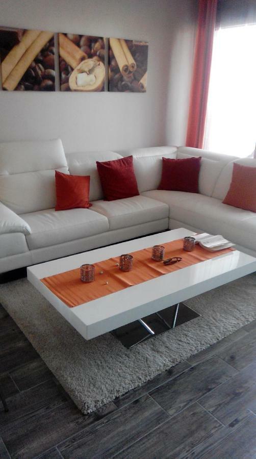 Oasis Beach 5 Apartment โอริอุเอลา ภายนอก รูปภาพ